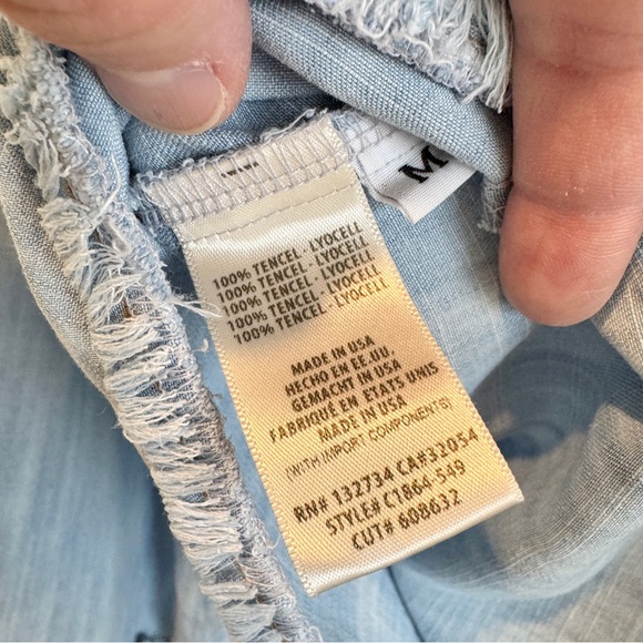 Cloth & Stone Boho Cropped Chambray Tencel Top Frayed Hem Medium Coastal Cowgirl - Picture 6 of 8
